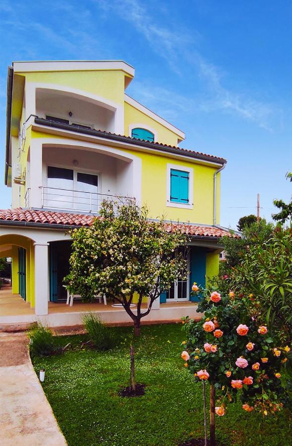 Apartman Mendula Premantura Exterior photo